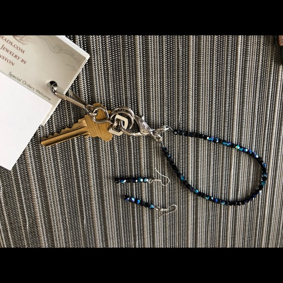 Earrings with key/badge wristlet or bracelet - Picture 6 of 8